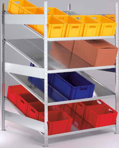 Policový reál s plastovými prepravkami