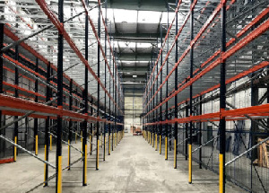 Paletové regále o ochrany stojok a zasietenie. Ochrany stojok chránia regál pred poškodením vysokozdvižným vozíkom.