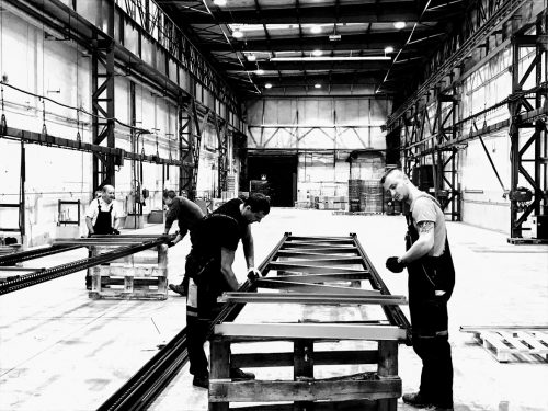 Začiatok montáže paletových regálov - pondelok ráno.