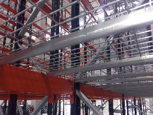 Oceľové rošty ako doplnok k paletovým regálom umožňujú ukladanie atypických paliet a kusového tovaru.